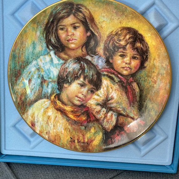 Royal Doulton Village Children Collectors Plate Hand Signed by
Lisette DeWinne - Picture 1 of 9